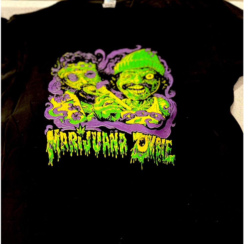 Men’s Blk Cheech and Chong Weed T-Shirt. Very Rare had this made. Size XL.